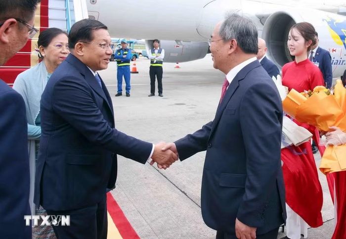 Chủ nhiệm Văn phòng Chủ tịch nước Lê Khánh Hải đón Tổng thống nước Cộng hòa Liên bang Myanmar Min Aung Hlaing và Phu nhân tại sân bay quốc tế Nội Bài, Hà Nội. (Ảnh: Phạm Kiên.TTXVN)