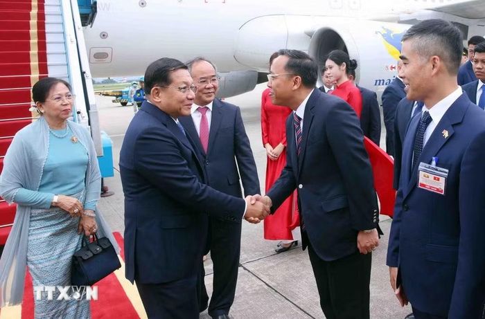 Thứ trưởng Bộ Ngoại giao Nguyễn Hoàng Long đón Tổng thống nước Cộng hòa Liên bang Myanmar Min Aung Hlaing và Phu nhân tại sân bay quốc tế Nội Bài, Hà Nội. (Ảnh: Phạm Kiên/TTXVN)