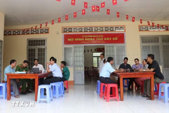 Tổ công nghệ số cộng đồng ấp Thới Hòa B phối hợp cùng Trung tâm phục vụ hành chính công xã Cờ Đỏ triển khai "Ngày thứ Bảy số", hỗ trợ người dân thao tác, gửi hồ sơ trực tuyến trên VNeID. (Ảnh: Thu Hiền/TTXVN)