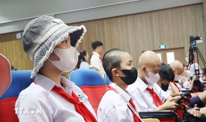 Bệnh nhi ung thư tham gia Lễ khai giảng Lớp học Hoa hướng dương, Bệnh viện Ung bướu Thành phố Hồ Chí Minh. (Ảnh: Đinh Hằng/TTXVN)