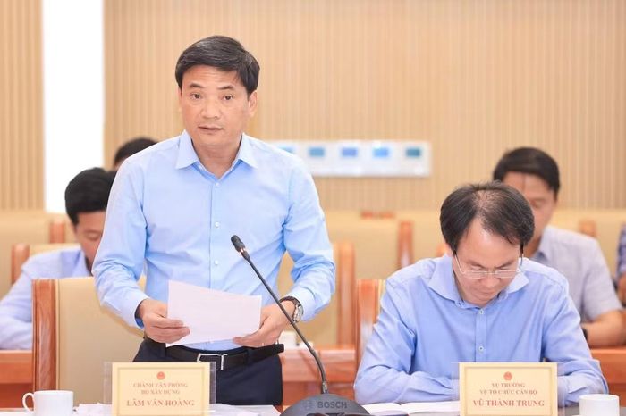 Ông Lâm Văn Hoàng, Chánh Văn phòng Bộ Xây dựng báo cáo tại hội nghị giao ban. (Ảnh: Tạ Hải/Vietnam+)