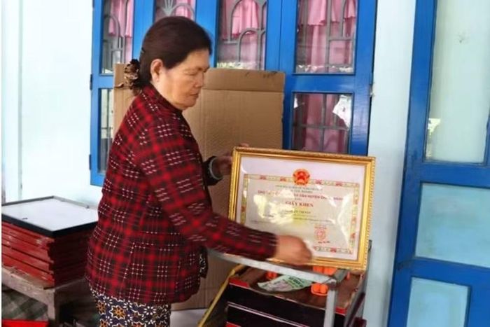 Nghệ nhân tranh kính Phước Thuận đã được ghi nhận bằng nhiều bằng khen của các cấp tỉnh, thành. (Ảnh: TTXVN)