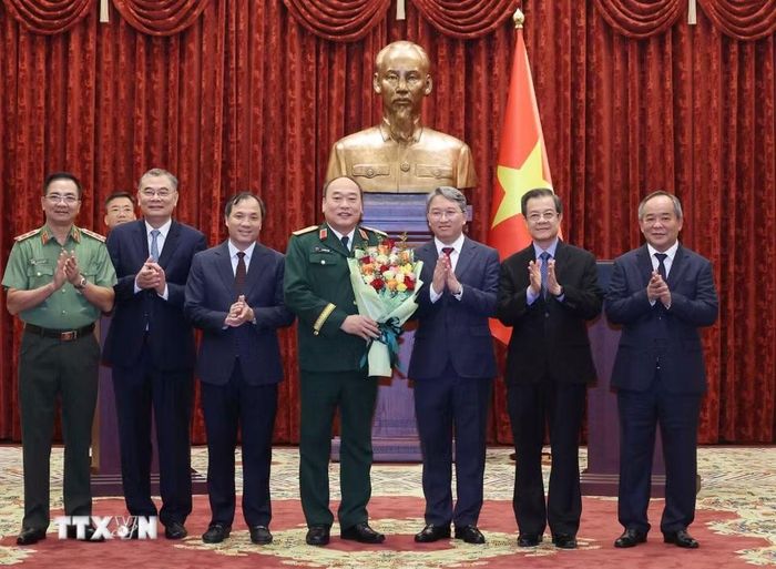 Các đại biểu tặng hoa chúc mừng Thượng tướng Lê Quang Đạo, Phó Tổng Tham mưu trưởng Quân đội Nhân dân Việt Nam. (Ảnh: Thống Nhất/TTXVN)