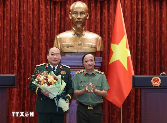 Thượng tướng Đặng Hồng Đức, Ủy viên Trung ương Đảng, Ủy viên Ban Thường vụ Đảng ủy Công an Trung ương, Thứ trưởng Bộ Công an tặng hoa chúc mừng Thượng tướng Lê Quang Đạo, Phó Tổng Tham mưu trưởng Quân đội Nhân dân Việt Nam. (Ảnh: Thống Nhất/TTXVN)