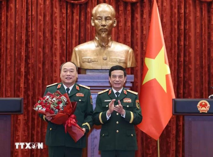 Đại tướng Phan Văn Giang, Ủy viên Bộ Chính trị, Phó Bí thư Quân ủy Trung ương, Phó Thủ tướng, Bộ trưởng Bộ Quốc phòng tặng hoa chúc mừng Thượng tướng Lê Quang Đạo, Phó Tổng Tham mưu trưởng Quân đội Nhân dân Việt Nam. (Ảnh: Thống Nhất/TTXVN)
