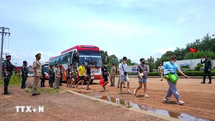 Công dân Việt Nam được cơ quan chức năng Campuchia trao trả tại Cửa khẩu quốc tế Xa Mát, tỉnh Tây Ninh. (Ảnh: Minh Phú/TTXVN)