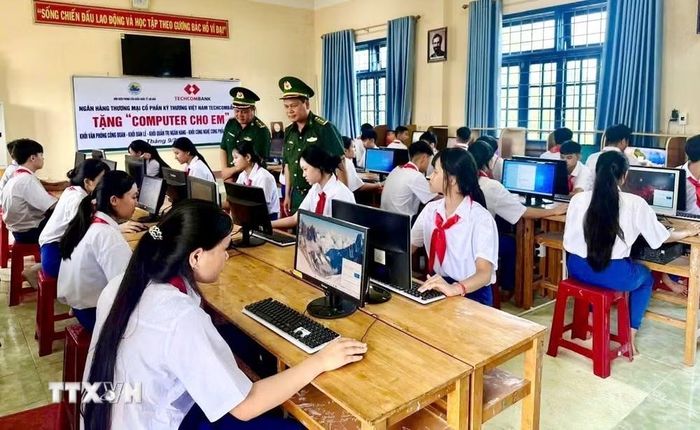 Đồn Biên phòng Cửa khẩu quốc tế Lao Bảo đã kết nối với Ngân hàng Thương mại cổ phần Kỹ thương Việt Nam (Techcombank) trao tặng 35 bộ máy tính cho Trường Tiểu học và Trung học cơ sở Tân Thành. (Ảnh: TTXVN phát)