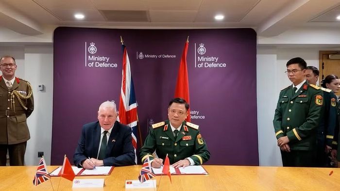 Hai trưởng đoàn đã ký Biên bản Đối thoại Chính sách Quốc phòng Việt Nam - Liên hiệp Vương quốc Anh và Bắc Ireland lần thứ 6. (Ảnh: BQP)