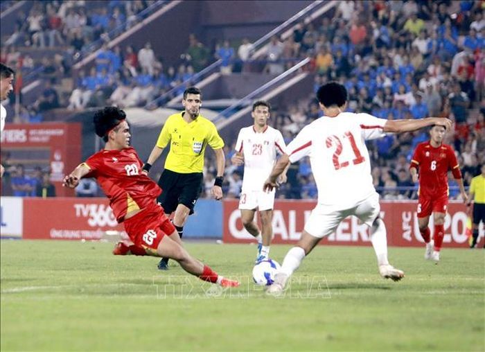 Cầu thủ U20 Việt Nam tung cú sút về phía khung thành U20 Palestine từ ngoài vòng cấm. Ảnh: Hoàng Hùng/TTXVN