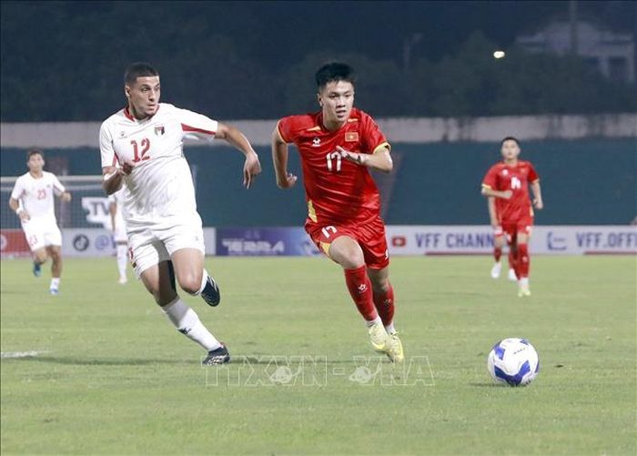 Các cầu thủ U20 Việt Nam và U20 Palestine tranh chấp bóng quyết liệt ngay sau tiếng còi khai cuộc trên sân vận động Việt Trì (Phú Thọ), tối 31/8. Ảnh: Hoàng Hùng/TTXVN