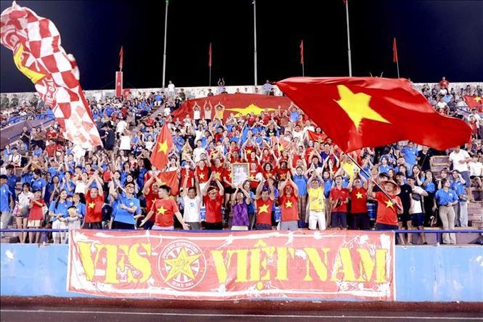 Khán giả phủ kín khán đài cổ vũ đội tuyển U20 Việt Nam. Ảnh: Hoàng Hùng/TTXVN