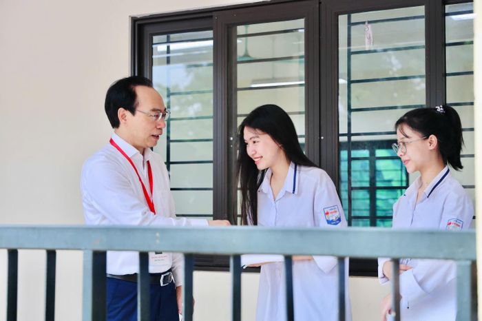 Bộ trưởng Hoàng Minh Sơn chúc các em thí sinh bình tĩnh, tự tin, làm bài thi tốt trong kỳ thi tốt nghiệp THPT 2026. Ảnh: NM