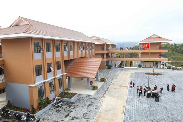 Những dãy lớp học hiện đại tại Trường Phổ thông nội trú liên cấp Tiểu học và Trung học cơ sở Si Pa Phìn (Điện Biên). Ảnh: Xuân Tư/TTXVN