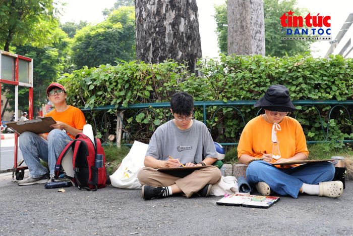 Bạn Ngô Triệu Vy (phải) thực hiện ký họa công trình trong buổi sinh hoạt của nhóm.