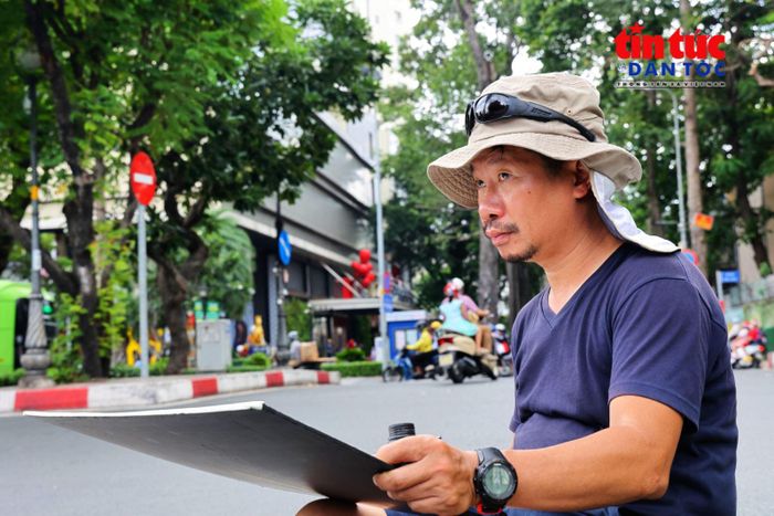 Ông Vũ Đức Chiến, người sáng lập Nhóm Ký họa đô thị Việt Nam (Urban Sketchers Vietnam), đang ký họa công trình Đại học Y Dược TP Hồ Chí Minh.