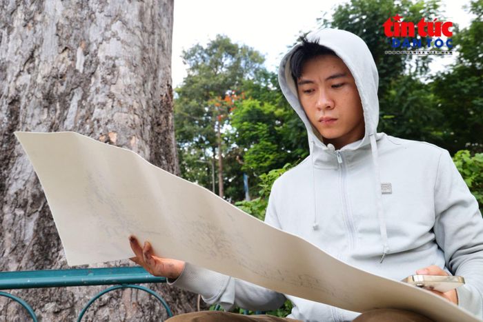 Anh Phan Đình Trung, thành viên gắn bó lâu năm với Nhóm Ký họa đô thị Việt Nam, thường xuyên tham gia các buổi sinh hoạt của nhóm.