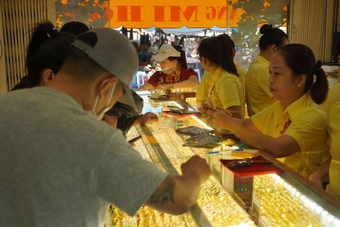 Người dân thận trọng giao dịch khi chênh lệch giá mua - bán vàng vẫn ở mức cao.