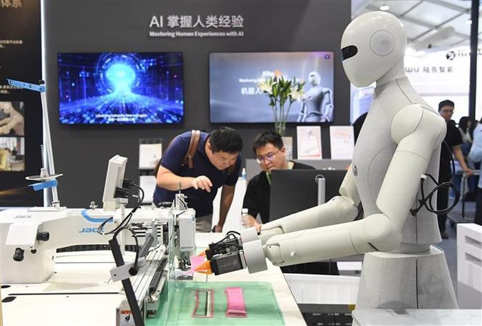 Robot trình diễn kỹ năng may tại Hội nghị Robot Thế giới 2026 ở Bắc Kinh, Trung Quốc, ngày 19/8/2026. Ảnh: THX/TTXVN phát