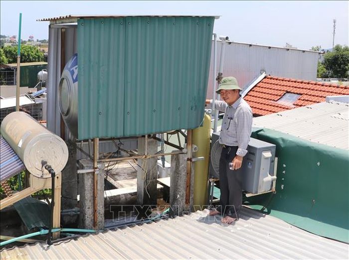 Lo lắng vì nguồn nước không đảm bảo an toàn, gia đình anh Võ Quang Hiển đã lắp hệ thống lọc nước công nghiệp trước khi dẫn nước vào bồn chứa. Ảnh: Đinh Hương/TTXVN