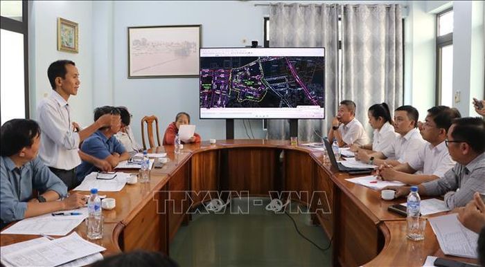 Các cơ quan chức năng liên quan họp bàn tìm giải pháp khắc phục. Ảnh: Đinh Hương/TTXVN