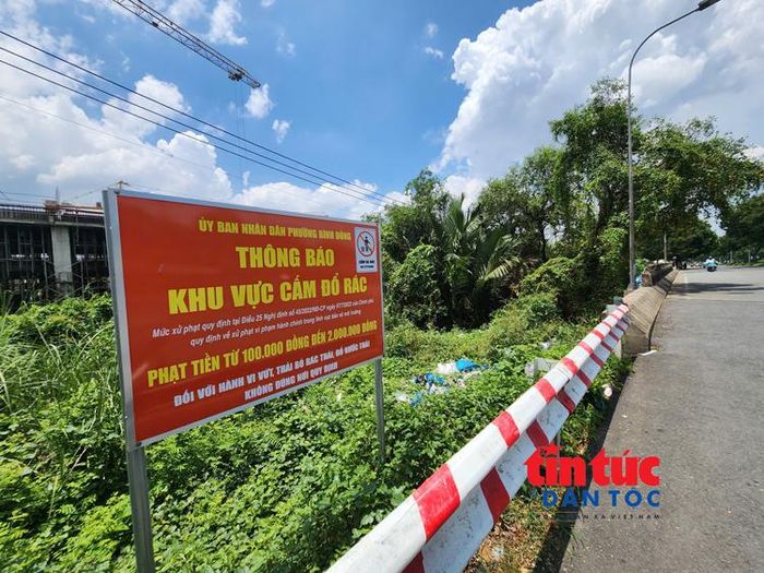 Các bảng thông báo kèm mức xử phạt đối với hành vi đổ rác thải trên đường Nguyễn Văn Linh.