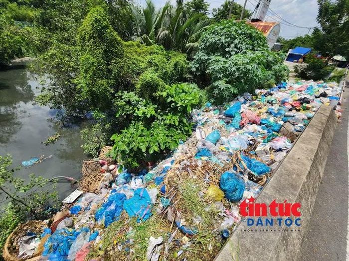 Rác thải bị người dân đổ trộm tràn xuống một con rạch gần cầu Cần Giuộc (xã Bình Hưng) gây ô nhiễm môi trường.