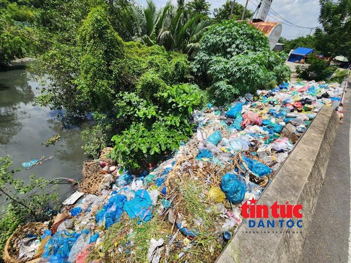Rác thải bị người dân đổ trộm tràn xuống một con rạch gần cầu Cần Giuộc (xã Bình Hưng) gây ô nhiễm môi trường.