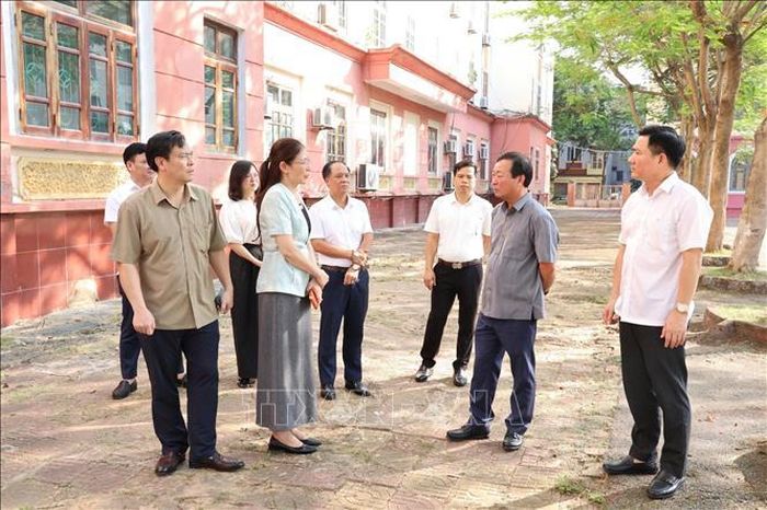 Ông Bùi Văn Quang, Phó Bí thư Thường trực Tỉnh ủy Phú Thọ kiểm tra việc quản lý, sử dụng trụ sở của Trường Chính trị tỉnh khu vực Vĩnh Phúc, ngày 3/6/2026. Ảnh: Nguyễn Thảo/TTXVN