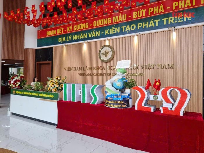 Biểu tượng Viện Địa lý nhân văn và Phát triển bền vững tại trưng bày.