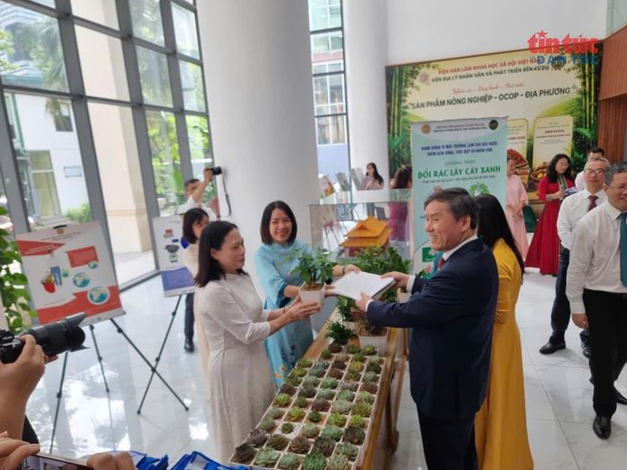 Chương trình đổi rác thải, giấy vụ lấy cây xanh.