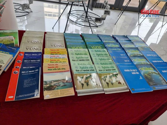 Các tác phẩm nghiên cứu về địa lý, không gian phát triển.