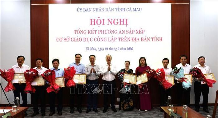Tặng Bằng khen cho 10 tập thể và 24 cá nhân có thành tích xuất sắc trong quá trình tổ chức thực hiện sắp xếp cơ sở giáo dục trên địa bàn tỉnh.