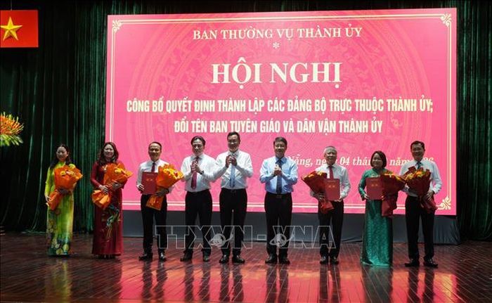 Thường trực Thành ủy Đà Nẵng trao quyết định về thành lập các Đảng bộ trực thuộc Thành ủy; quyết định đổi tên Ban Tuyên giáo và Dân vận Thành ủy và các nhân sự chủ chốt được chỉ định.