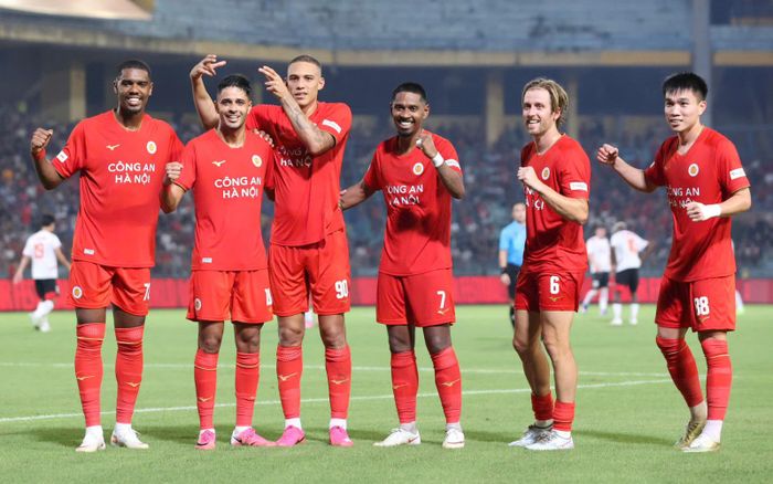 Đương kim Á quân Thể Công Viettel là thử thách trong ngày đầu lên V-League của tân binh Đồng Nai. Ảnh: TTXVN
