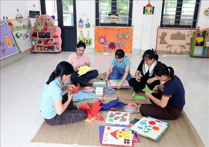 Trường Mầm non Tam Chúc, phường Tam Chúc, hiện có 23 nhóm, lớp với 53 cán bộ, giáo viên, nhân viên; trong đó có 52 giáo viên viên chức và 1 giáo viên hợp đồng lao động.