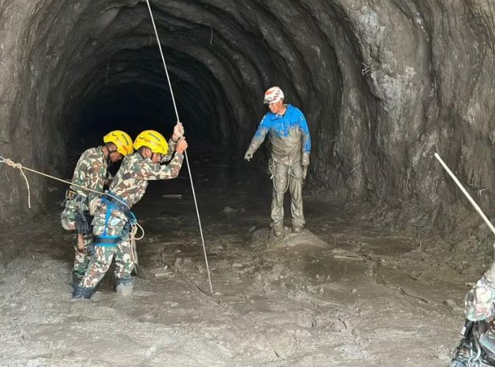 Binh sĩ Nepal tham gia hoạt động tìm kiếm và cứu hộ bên ngoài một đường hầm gần các công trình thủy điện ở huyện Rasuwa, Nepal. Ảnh: Quân đội Nepal