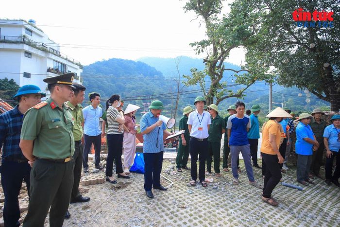 Sáng 4/9, UBND xã Kim Anh huy động khoảng 90 người tham gia cưỡng chế, buộc thực hiện biện pháp khắc phục hậu quả đối với 4 trường hợp vi phạm đất đai trên địa bàn thôn Thái Vụ.