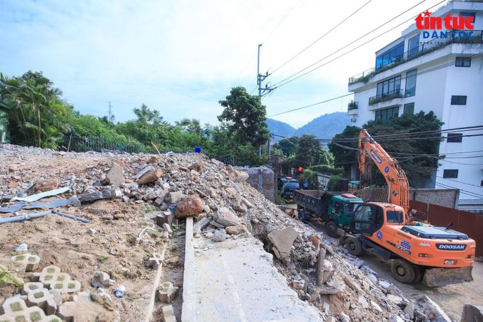 Công trình thuộc diện xử lý thứ hai có tên homestay Huy Hoàng của bà P.B. với 12 hạng mục thuộc diện cưỡng chế, trong đó có 9 công trình khung sắt, bể bơi, sân bê tông… khoảng 1.000 m2. Công trình thứ ba của ông N.T.D. với 3 công trình gồm 3 hạng mục tổng diện tích hơn 160 m2. Công trình thứ tư của ông N.V.H. diện tích khoảng 154 m2.