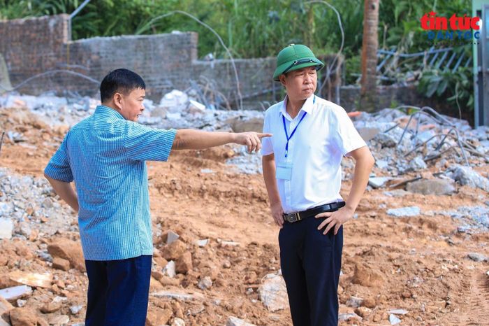 Lãnh đạo xã Kim Anh có mặt tại hiện trường chỉ huy lực lượng cưỡng chế các công trình vi phạm đất rừng phòng hộ Sóc Sơn.