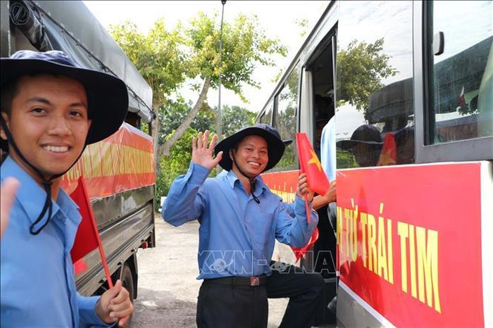Cán bộ, chiến sĩ Đội K91 lên đường thực hiện nhiệm vụ với quyết tâm cao. Ảnh: Hồng Thái/TTXVN