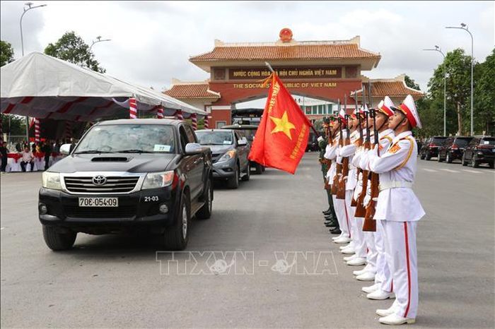 Đội danh dự Quân đội nhân dân Việt Nam chào đoàn xe chở cán bộ, chiến sĩ các Đội K qua Cửa khẩu quốc tế Bình Hiệp, lên đường sang Campuchia thực hiện nhiệm vụ tìm kiếm, quy tập hài cốt liệt sĩ. Ảnh: Bùi Giang/TTXVN