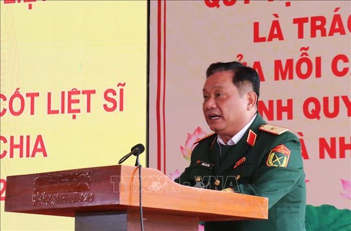 Thiếu tướng Trần Chí Tâm, Phó Chính ủy, Trưởng Ban Chỉ đạo Quân khu 7 phát biểu giao nhiệm vụ cho cán bộ, chiến sĩ các Đội K trước khi lên đường sang Campuchia. Ảnh: Bùi Giang/TTXVN