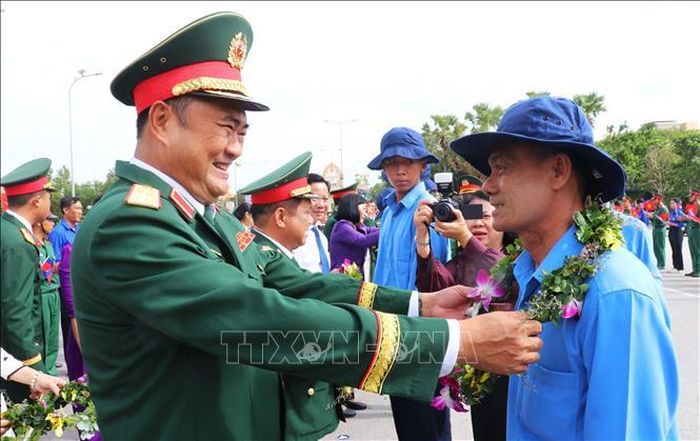 Trung tướng Lê Xuân Thế, Tư lệnh Quân khu 7 trao vòng hoa động viên cán bộ, chiến sĩ các Đội K trước khi lên đường sang Campuchia thực hiện nhiệm vụ tìm kiếm, quy tập hài cốt liệt sĩ. Ảnh: Bùi Giang/TTXVN