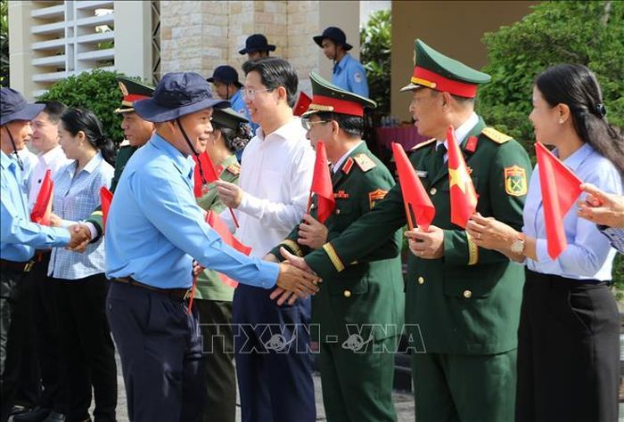 Tiễn Đội K91 lên đường thực hiện nhiệm vụ. Ảnh: Hồng Thái/TTXVN