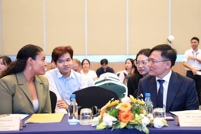 Các đại biểu trao đổi về các thông tin nâng tầm giá trị nông sản Việt trong xuất khẩu.