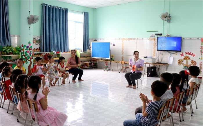 Giáo viên Trường Mầm non Măng non (phường Long Châu) cho trẻ sinh hoạt, làm quen môi trường học trước ngày khai giảng năm học mới.
