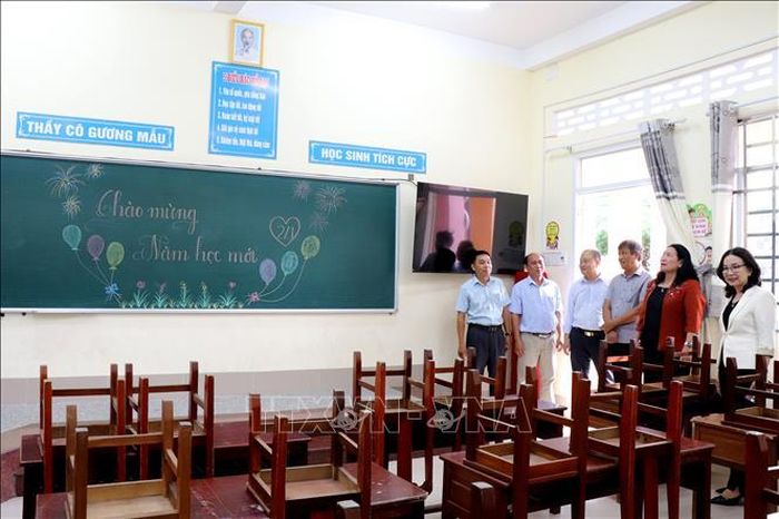 Phó Chủ tịch UBND tỉnh Vĩnh Long Nguyễn Thị Bé Mười kiểm tra công tác chuẩn bị năm học mới tại Trường Tiểu học Kim Đồng (phường Duyên Hải).