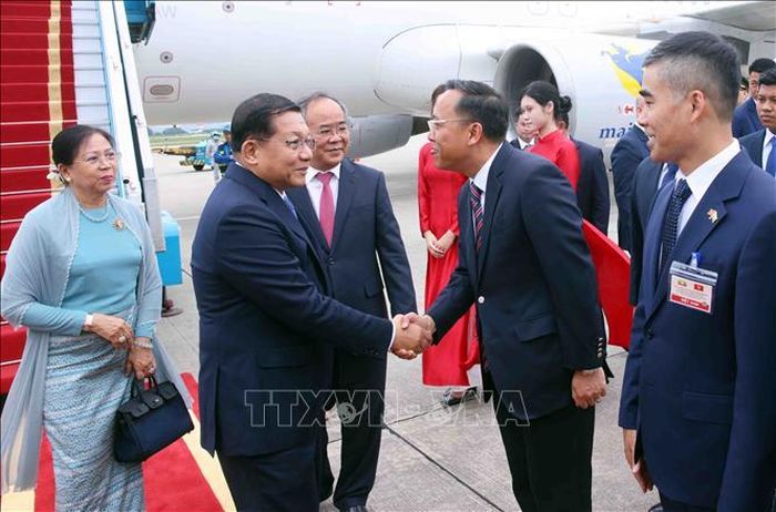 Thứ trưởng Bộ Ngoại giao Nguyễn Hoàng Long đón Tổng thống nước Cộng hòa Liên bang Myanmar Min Aung Hlaing và Phu nhân tại sân bay quốc tế Nội Bài, Hà Nội. Ảnh: Phạm Kiên/TTXVN