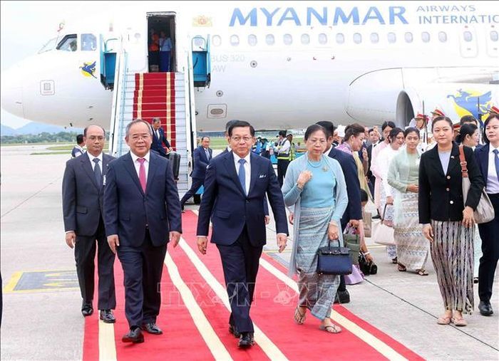 Đồng chí Lê Khánh Hải, Uỷ viên Trung ương Đảng, Chủ nhiệm Văn phòng Chủ tịch nước đón Tổng thống nước Cộng hòa Liên bang Myanmar Min Aung Hlaing và Phu nhân tại sân bay quốc tế Nội Bài, Hà Nội. Ảnh: Phạm Kiên/TTXVN