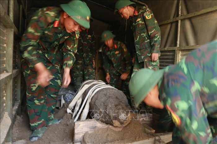 Lực lượng chức năng khai quật, thu hồi thành công quả bom nặng khoảng 300kg tại đường Cầu Đất. Ảnh: TTXVN phát